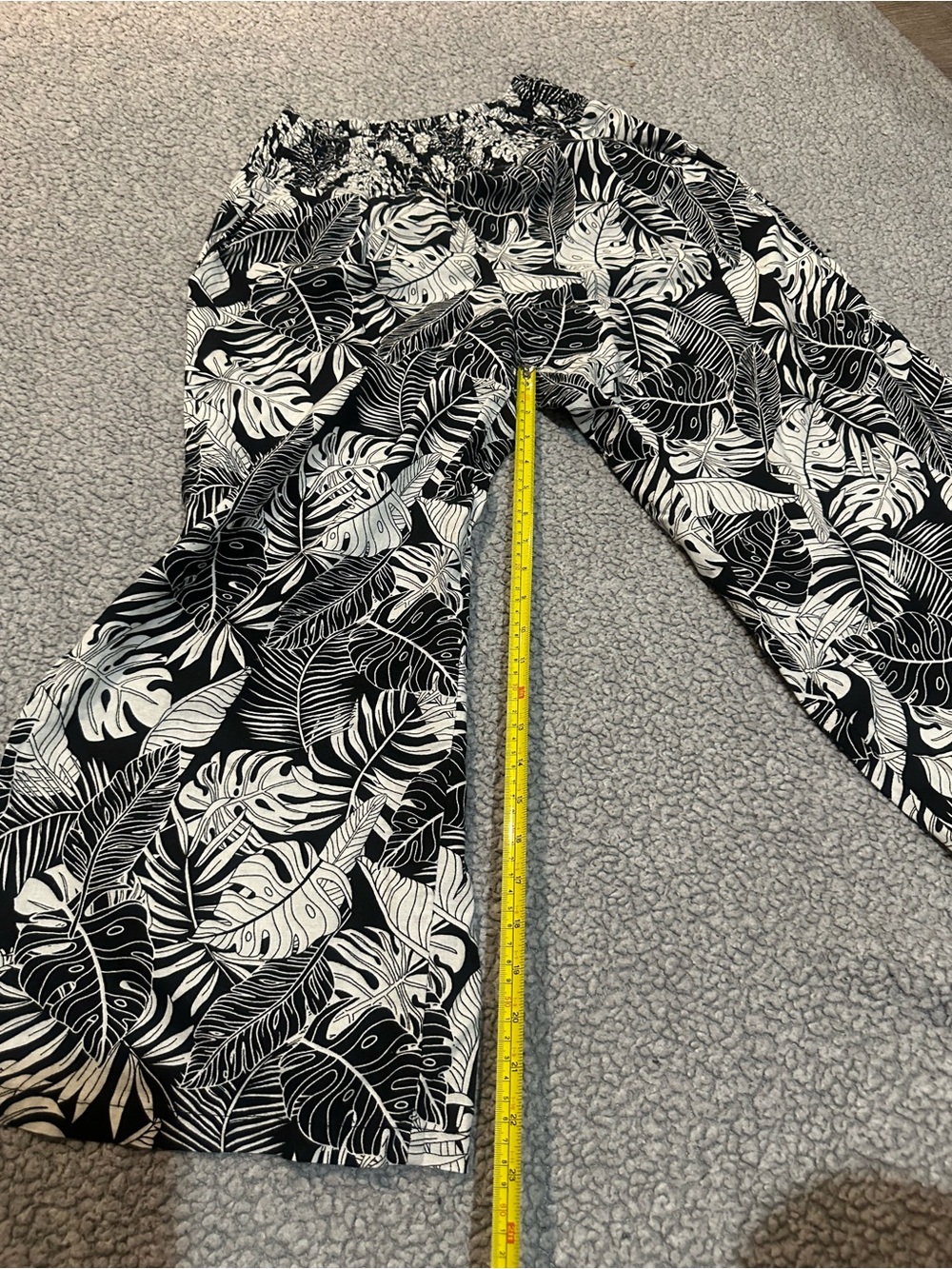 Tahari Women’s Size S Black White Tropical Leaf Print Wide Leg Crop Pants Elasti - Picture 8 of 9